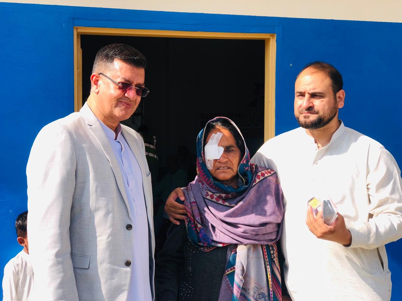 A patient with the Mercy Organisation team after free cataract surgery